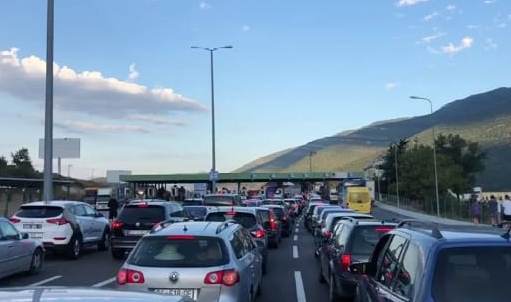 Edhe sot radhe te gjata: Mbi 13 mije qytetare te Kosoves kane hyre nga dje